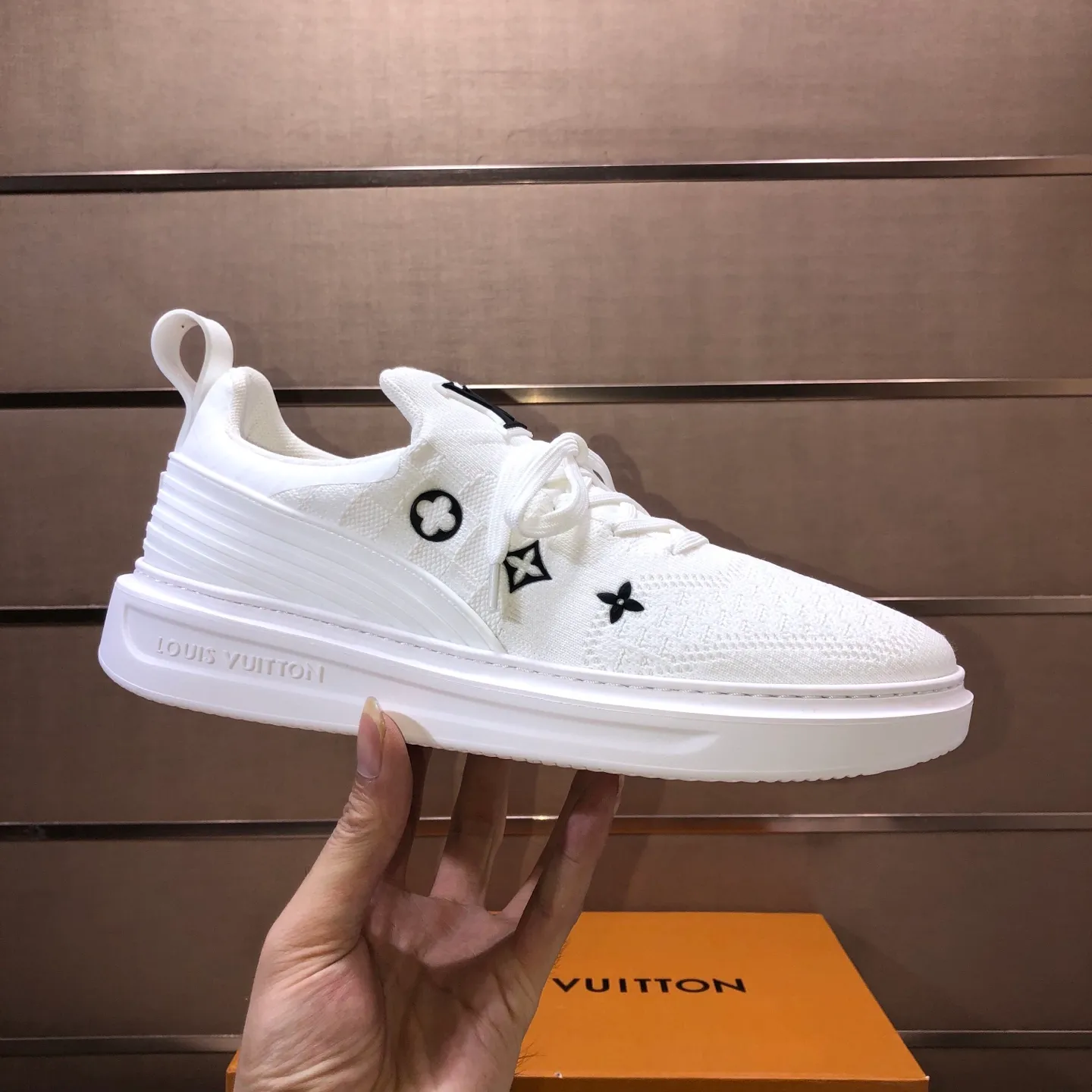 Men's men's shoes 💰640💰Original development, quality shipping, welcome to compare - LV sneaker series sports shoes introduce the loose silhouette of the ready-to-wear series into the spring and summer men's wear shows and make an eye-catching appearance. The cow leather upper is combined with rough fabric laces, and colorful beading highlights the brand's classic elements. LV letters mark the tongue and Monogram floral outsole. Mixed materials Made of top-grain cowhide, thick shoelace design, large Monogram print on the side, mesh lining and cotton feet, the comfort is as extreme as ever, premium heritage, quality first, worth owning! Size: Men’s 38-45 (45 is custom-made and cannot be returned or exchanged)